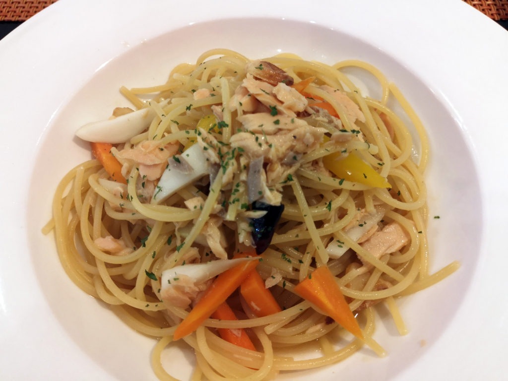 『キッチン　ラ　カーサ』サーモンと季節野菜のペペロンチーノ画像
