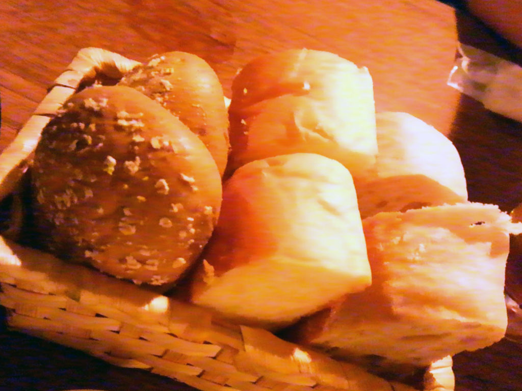 『イタリアンバル UOKIN 新橋店』お通しのパン